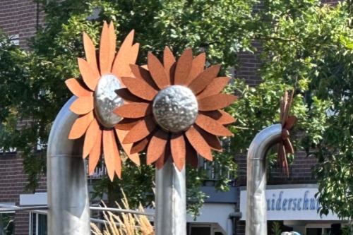 Personen houden handen vast